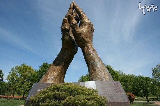 مجسمه دست های غول پیکر در سراسر جهان