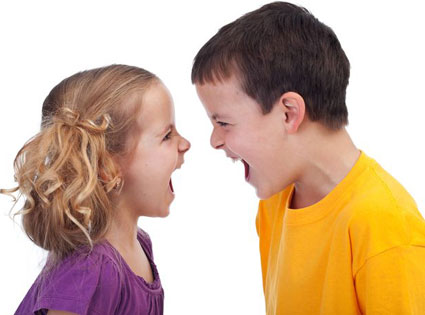 چرا خواهر و برادرها با هم دعوا می کنند؟