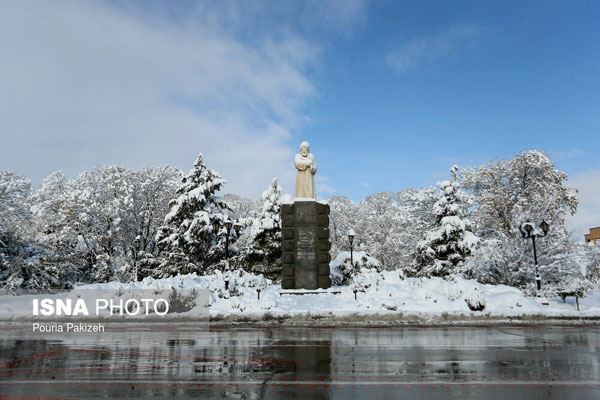 مجسمه ابوعلی سینا پس از بارش برف سنگین
