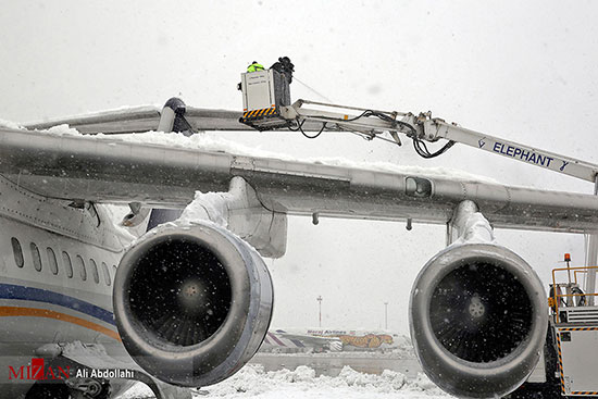 عملیات یخ زدایی هواپیما در فرودگاه مشهد