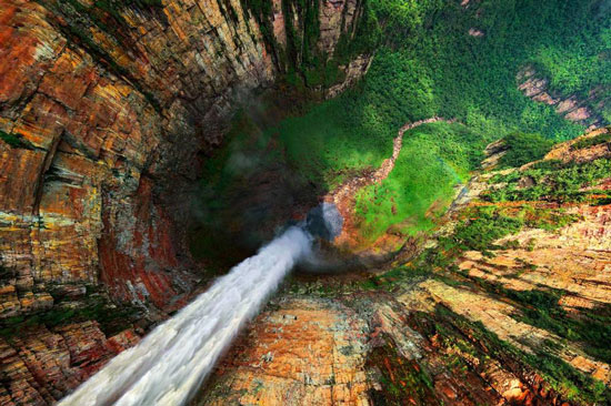نمایی فوق‌العاده زیبا از یک آبشار جادویی
