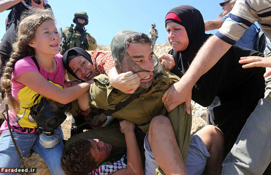 نجات کودک از چنگ سرباز اسرائیلی +عکس