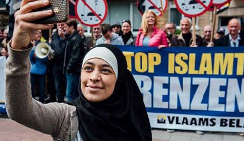 سلفی دختر با حجاب با مخالفان مسلمان!