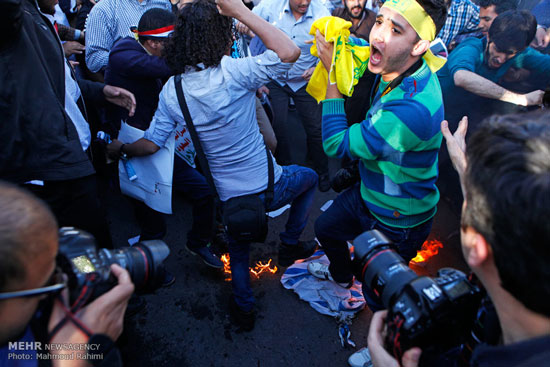 عکس: تجمع دوباره مقابل سفارت عربستان