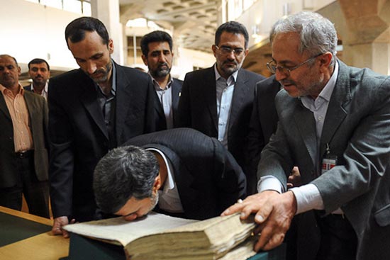 عکس: بوسه های حاشیه ساز احمدی نژاد