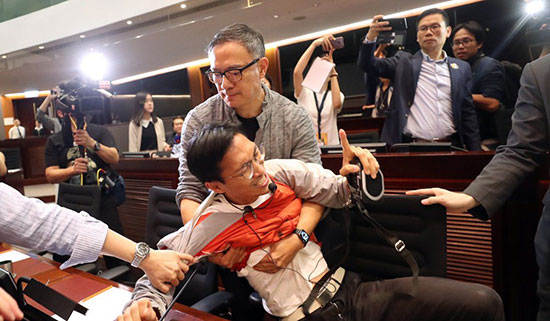 کتک‌کاری خونین در مجلس قانون‌گذاری هنگ‌کنگ