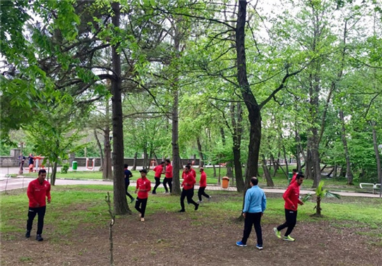 تمرین یک تیم فوتبال در پارک!