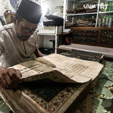 نمایش نسخه‌خطی قرآن با جوهر طلا در اندونزی