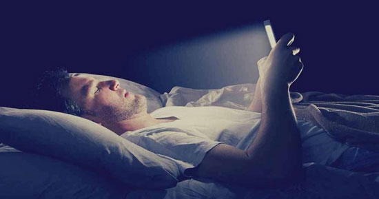 چرا نگاه کردن به گوشی قبل از خواب مضر است؟