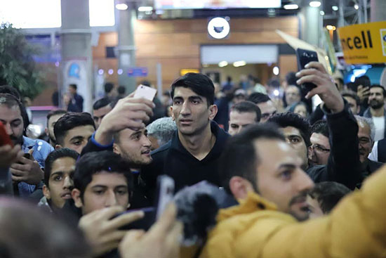 بیرانوند با استقبال هوادارانش به ایران بازگشت