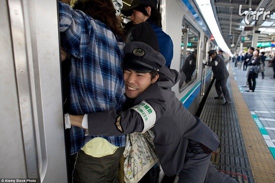 شغل عحیب و جالب در متروهای شلوغ ژاپن