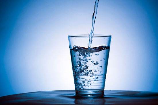 نوشیدن آب با وعده های غذایی بد است یا خوب؟