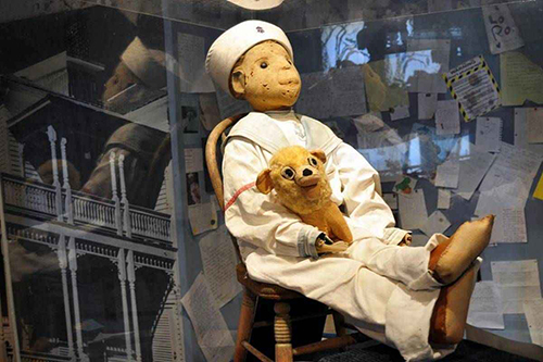 داستان ترسناک ۹ عروسک که تسخیر شده‌اند