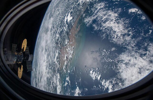 تصویر «ایستگاه فضایی بین‌المللی» بر فراز اقیانوس
