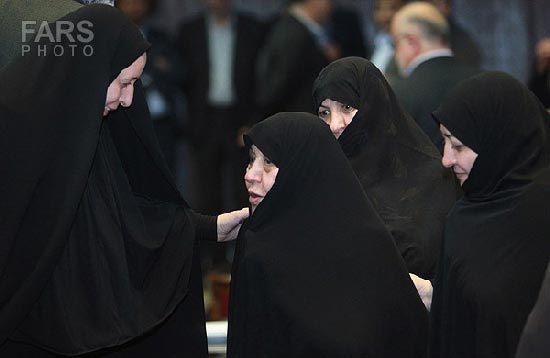 (تصاویر) هاشمی و همسرش در جمع زنان کارگر