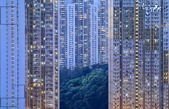 هنگ کنگِ سیمانی زیر پرده آبی غروب