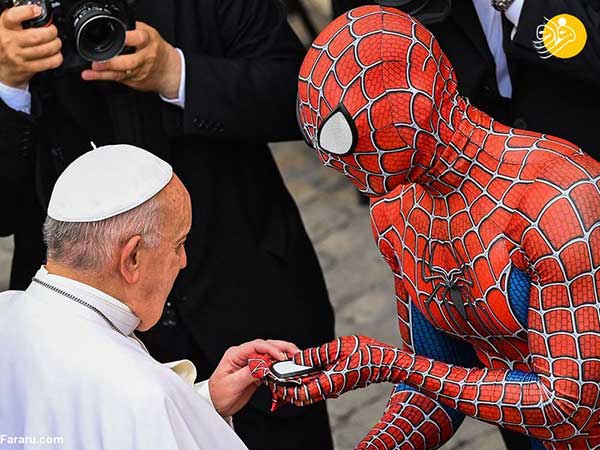 تصاویری از هدیه مرد عنکبوتی به پاپ
