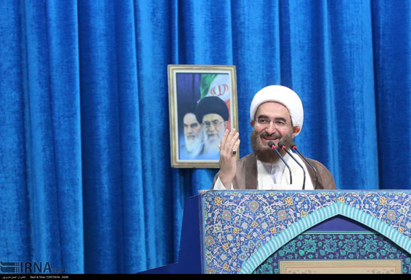 اقامه نماز در تهران به امامت خطیب جوان