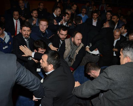 زد و خورد در سخنرانی احمدی‌ نژاد +عکس