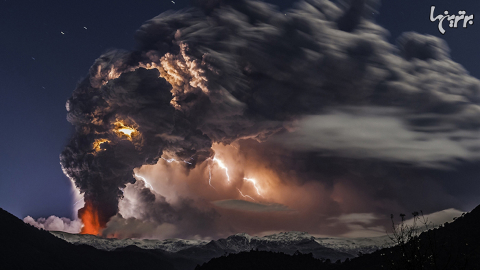 تصاویر باورنکردنی از برخورد رعدوبرق با آتشفشان