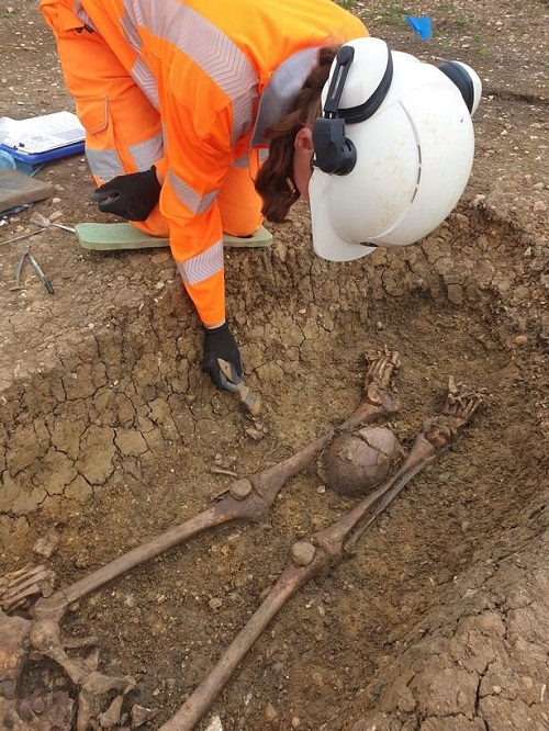 کشف ۴۰ اسکلت سربُریده در قبرستان ۲هزار ساله