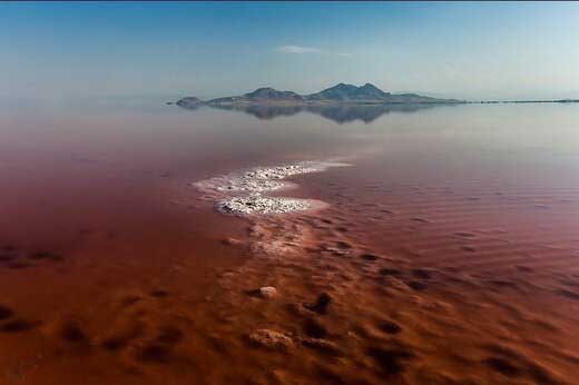 چرا آب دریاچه ارومیه در تابستان قرمز می‌شود؟