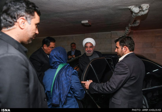 عکس: روحانی در منزل شهید هسته ای