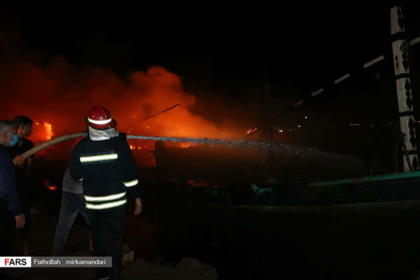 تصاویری از آتش‌سوزی در بندر صیادی «کنگ»
