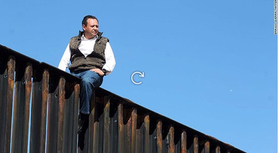 سخنرانی نماینده مکزیک از روی دیوار مرزی
