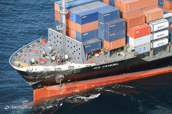 برخورد ناوشکن آمریکا با یک کشتی تجاری