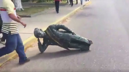 مجسمه چاوز در ونزوئلا پایین کشیده شد