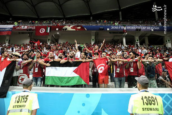 پرچم فلسطین در دستان تماشاچیان تونسی