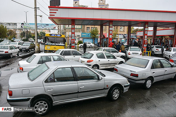 صف‌های طولانی خودرو‌ها در جایگاه‌های بنزین