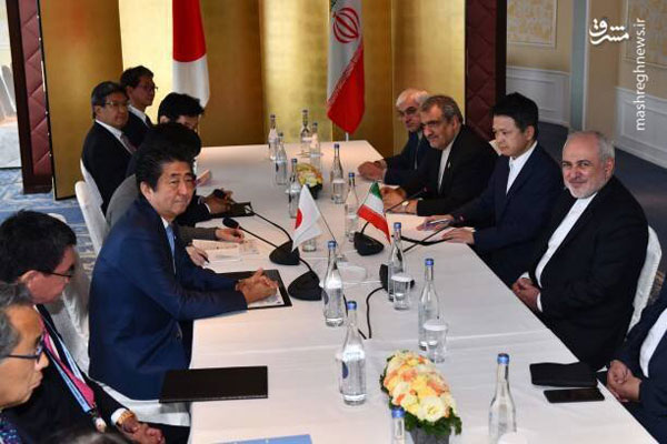 تصاویری از دیدار ظریف با نخست‌وزیر ژاپن