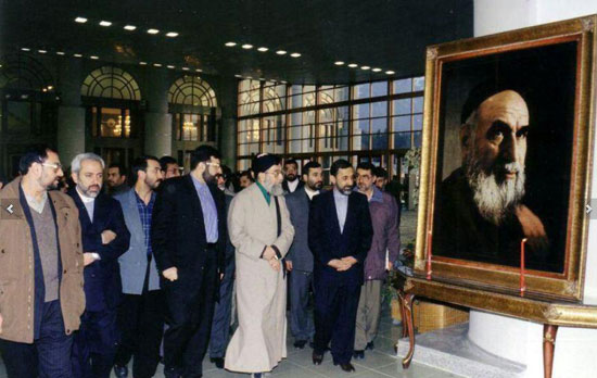 عکس: ظریف در کنار رهبری 18 سال قبل