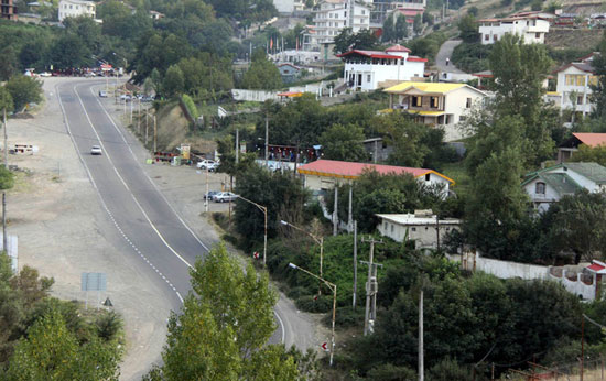 زمین‌خواری در گردنه حیران + عکس