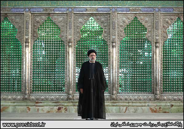 تصاویری از حضور رئیسی و وزرا در حرم امام