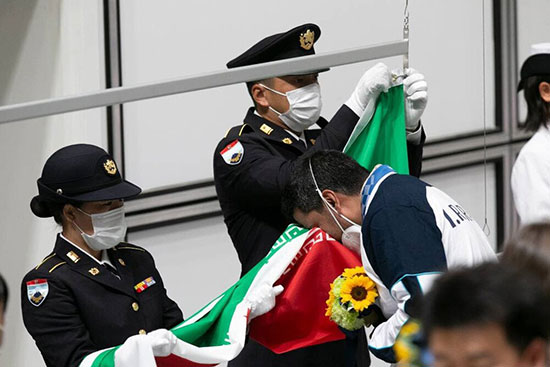 بوسه اولین طلایی ایران به پرچم مقدس ایران