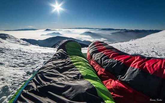 قرارهای عاشقانه یک زوج ماجراجو بر فراز کوه‌ها برفی