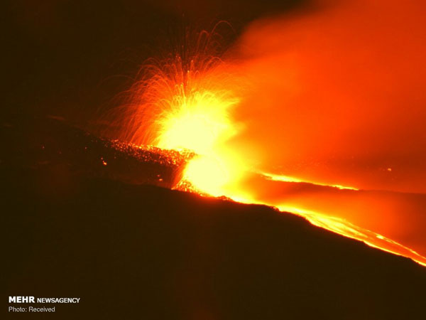 تصاویر دیدنی از گدازه‌های مذاب آتش‌فشان