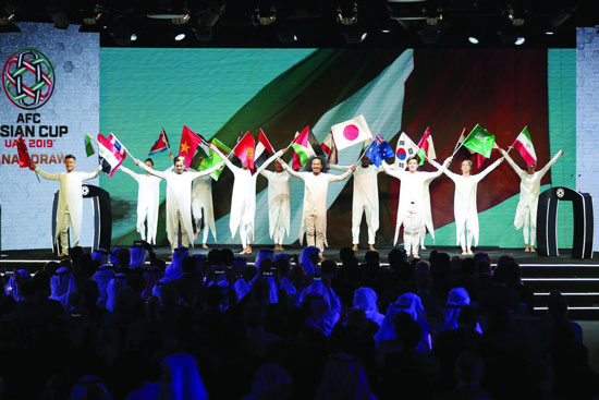 رقص پرچم ایران در جشن افتتاحیه جام هفدهم