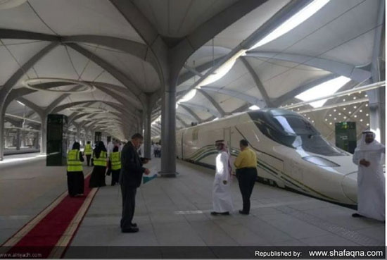 عربستان زنان برقع پوش را خدمه قطار کرد!