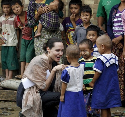 دیدار «آنجلینا» با کودکان میانمار +عکس