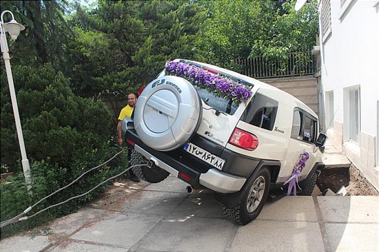 عکس: يک حادثه عجيب برای ماشین عروس
