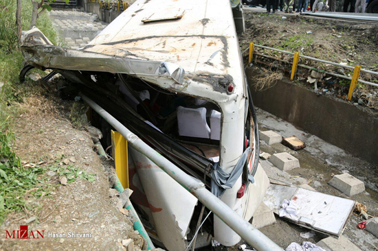 واژگونی اتوبوس دانش آموزان در اتوبان یادگار امام