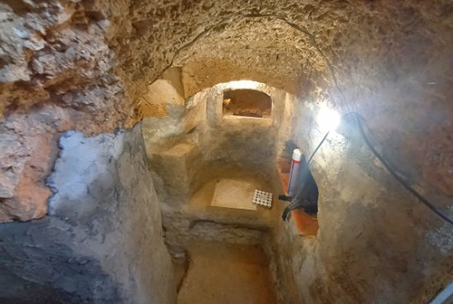 پسر نوجوانی که در خانه، غار زیرزمینی ساخت