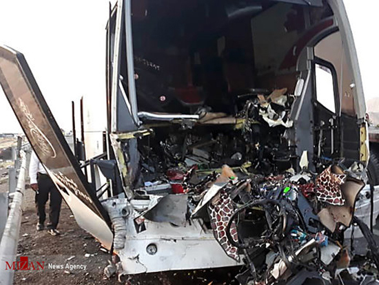 تصادف مرگ‌بار اتوبوس و تریلی در اتوبان کاشان