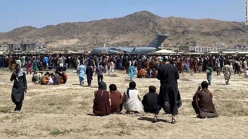 حضور ۲۰هزار نفر در اطراف فرودگاه کابل