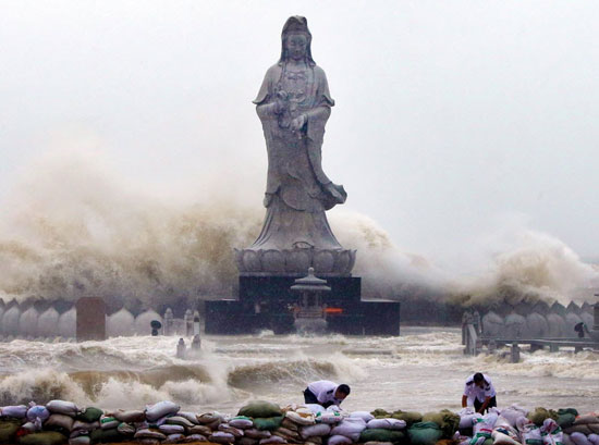 تب ساخت مجسمه‌های غول‌آسا در چین