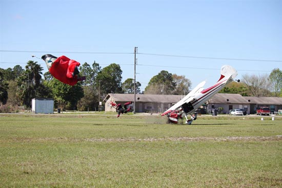 تصادف عجیب هواپیما با چترباز +عکس
